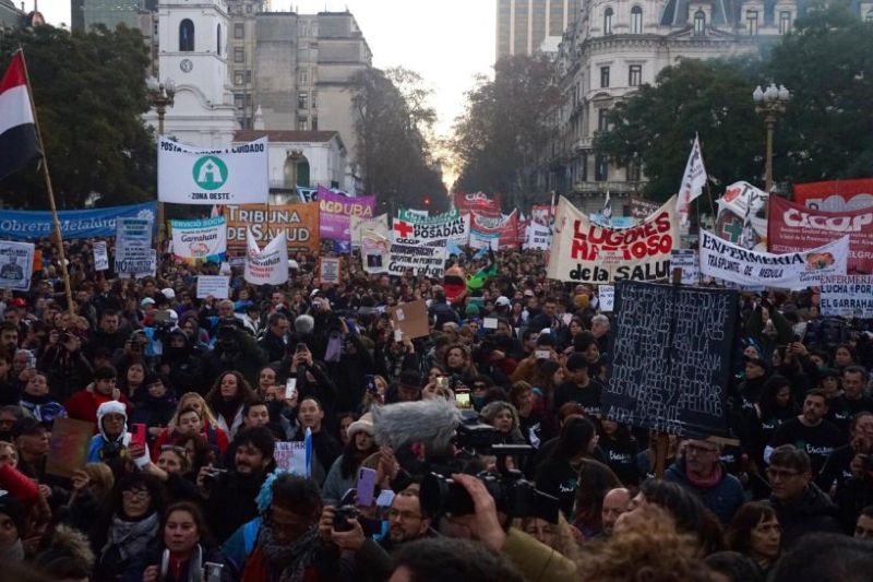 En la ciudad de Corrientes -además- convocaron a una manifestación a las 17 en la plaza Vera, con la intención de repudiar “los ajustes en la salud pública” y en apoyo al reclamo encabezado por el hospital Garrahan. En virtud de ello informaron que esta provincia es la cuarta con más derivaciones durante 2024 al centro asistencial en Buenos Aires, al que envió 5.143 pacientes sobre más de 16.500 atenciones.
