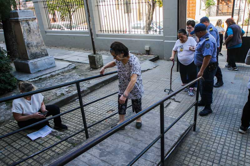 Más de 950.000 personas están habilitadas para votar en 2.808 mesas distribuidas en 337 establecimientos educativos.