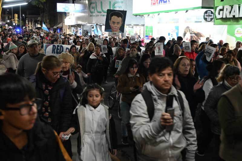 Las calles se vieron rebasadas por gente de todos los estratos sociales y edades, que pacíficamente recorrieron la calle La Rioja durante la fría noche, que no impidió la extraordinaria convocatoria.