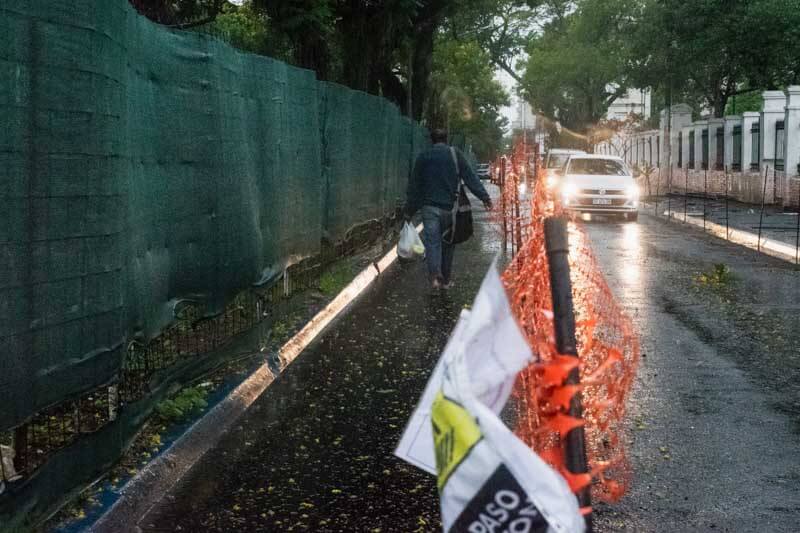 En la plaza La Cruz, al estar habilitadas las calles Belgrano y Bolívar, el transeúnte corre peligro al circular por el lugar. 