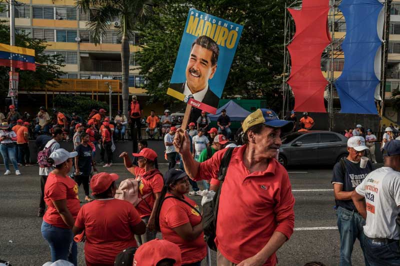 Miles de personas se movilizaron ayer por diferentes partes del país, en respaldo al actual mandatario, con las consignas “la derecha no volverá a llenar de sangre las calles de Venezuela” y “¡Somos un pueblo digno, soberano y de paz!”. Por otro lado, Maduro recurrió a la Corte Suprema para que se investigue el hackeo del sistema electoral, y dijo que está listo para presentar “el 100% de las actas”. 