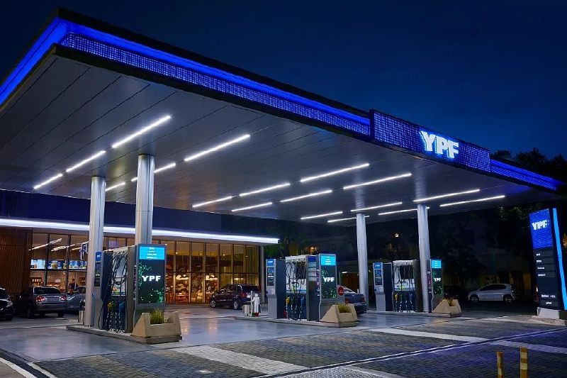 La empresa aclaró que no se trata de una operación de cambio y estableció ciertas limitaciones: los fondos solo podrán usarse dentro del ecosistema YPF, no podrán retirarse en efectivo, transferirse a terceros ni combinarse con otros medios de pago. En caso de devoluciones, el reintegro se realizará únicamente a la cuenta de origen. Según Guillermo Garat, presidente de YDI, la iniciativa busca brindar “mayor flexibilidad y transparencia” a los usuarios.
