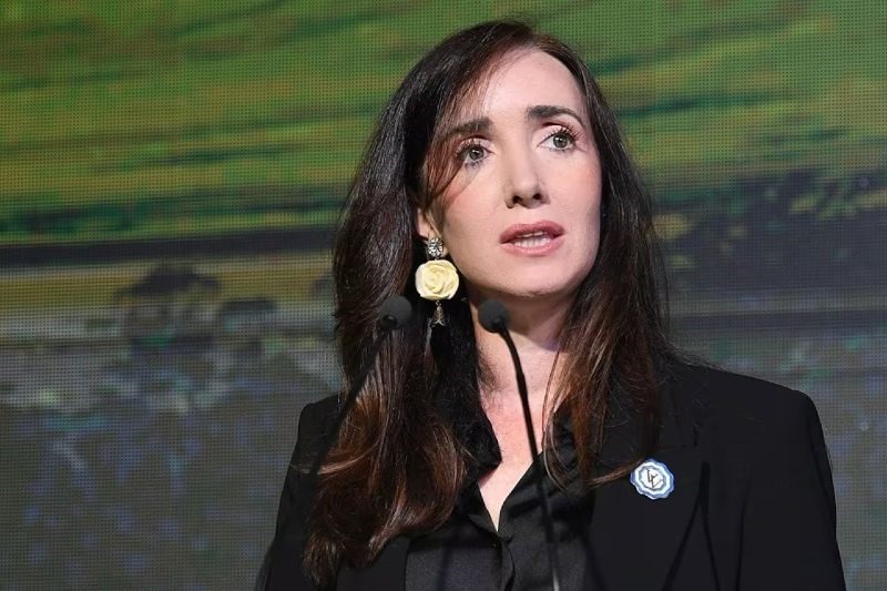 La vicepresidente Victoria Villarruel, siempre en sintonía con la línea de su jefe directo, que desde su llegada al poder ataca al feminismo y a los homosexuales, tomó un caso de abuso sexual ocurrido dentro de la cárcel de mujeres en Bouwer, Córdoba, para invalidar la aplicación de la ley de educación sexual integral, además de la importancia de la perspectiva de género en la lucha por la igualdad, la inclusión y contra las violencias hacia las mujeres.