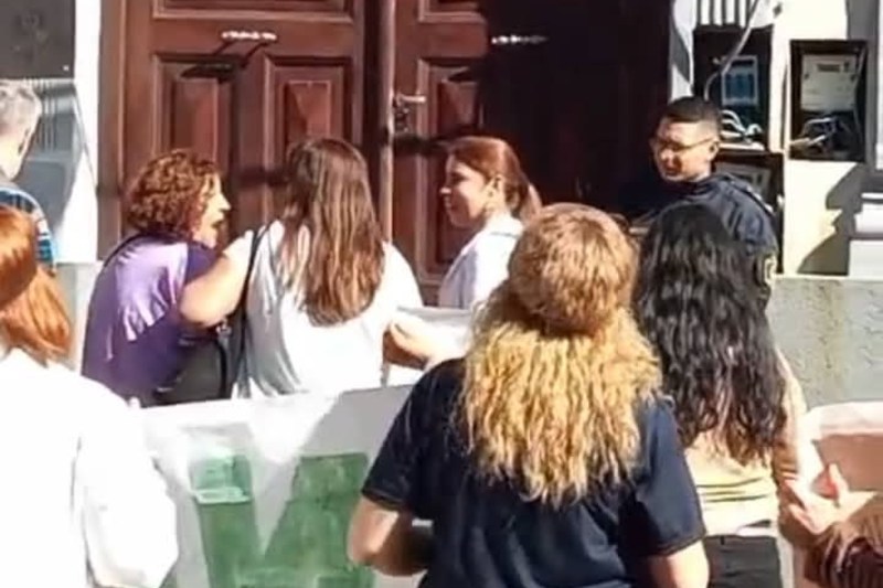 Un vocero de los trabajadores sanitarios, que se encontraba con los congregados en la calle Córdoba entre 25 de mayo y Carlos Pellegrini, manifestó: “Cobramos $300.000 sin ningún tipo de aportes ni vacaciones pagadas”. Además, recordó que hay un éxodo de sus colegas buscando mejores sueldos y que en el interior se replica la misma situación.