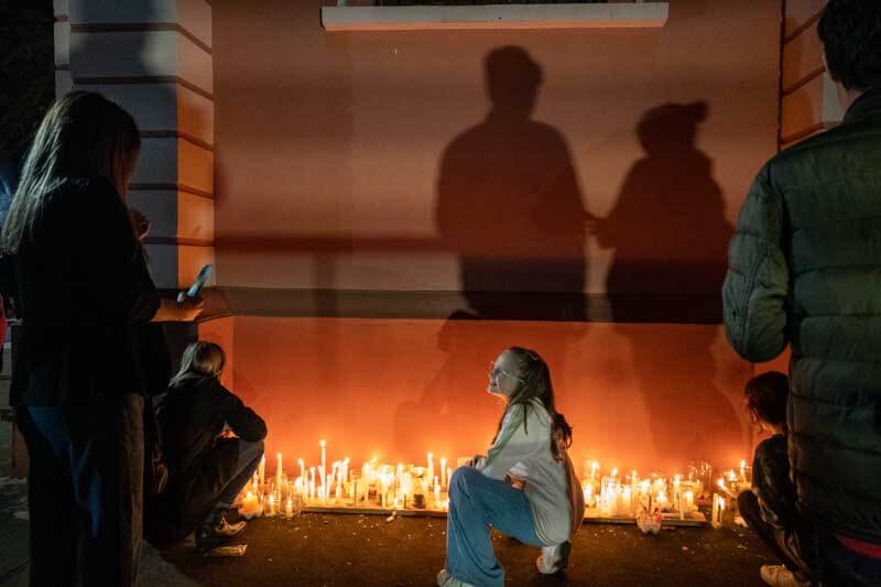 En medio de la modernidad, los selfies y las fotos con celular se suman como testigos de una tradición arraigada en el corazón de la ciudad.