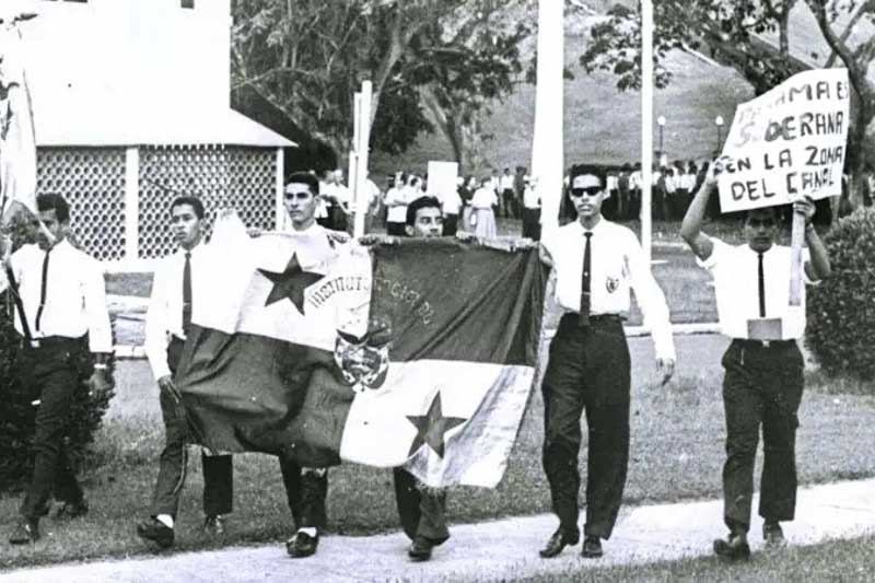 La historia contextualiza la división territorial tras el tratado Hay-Bunau Varila, la vida en la zona del canal y las tensiones crecientes. Se destaca la operación "Soberanía" de 1958 y la significativa marcha patriótica de 1959.