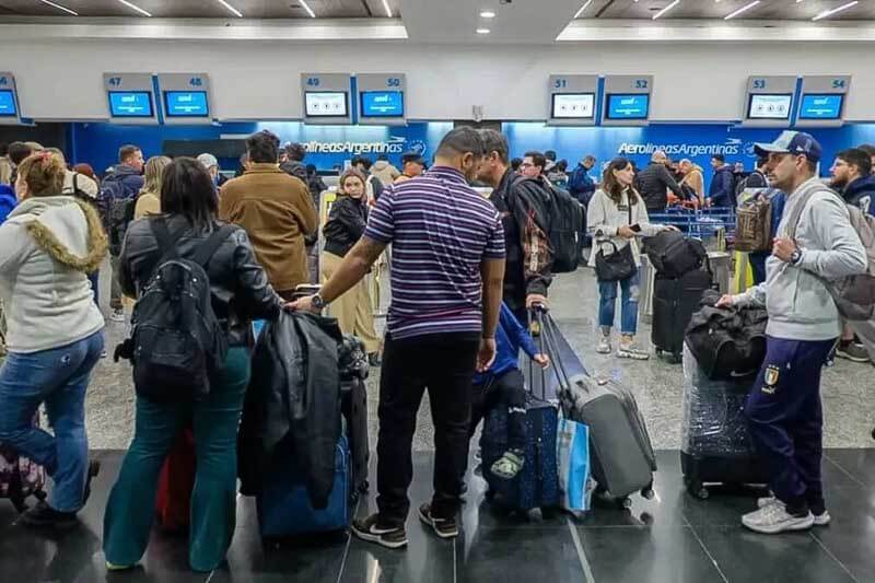 El paro de 24 horas ha cancelado 319 vuelos, afectando a más de 37 mil pasajeros. La protesta impacta en el aeroparque y el aeropuerto de Ezeiza, y podría extenderse a las aerolíneas de low cost. 