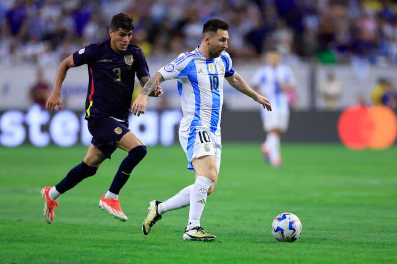 Lionel Messi, aunque no en su mejor condición física, contribuyó al esfuerzo del equipo, aunque se notó su limitación. En la segunda mitad, Argentina no logró imponer su juego, sufriendo ante un Ecuador decidido que incluso tuvo la oportunidad de ganar en los últimos minutos del tiempo reglamentario.