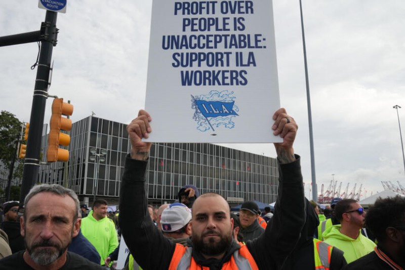 Los puertos de Nueva York/Newark, Baltimore, Savannah, Houston, Miami o Nueva Orleans están parados, con piquetes y concentraciones en las entradas. Con respecto a ello, el presidente del sindicato, Harold Daggett, comunicó que están 