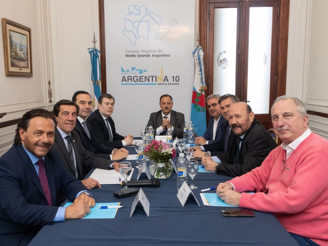 El gobernador de La Rioja, Ricardo Quintela, lideró el encuentro en la Ciudad de Buenos Aires (CABA), donde se reunió con ocho mandatarios: de Catamarca (Raúl Jalil), Jujuy (Carlos Sadir), Salta (Gustavo Sáenz), Chaco (Leandro Zdero), Corrientes (Gustavo Valdés), Formosa (Gildo Insfrán), Misiones (Hugo Passalacqua) y Santiago del Estero (Gerardo Zamora).