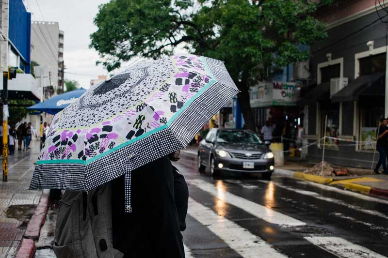 Hacia la tarde y la noche, las precipitaciones cesarán, pero la alta humedad se mantendrá constante. Los vientos, leves y provenientes del sureste, soplarán con velocidades de entre 16 y 19 km/h, consolidando una jornada estable pero fresca, caracterizada por una escasa amplitud térmica.