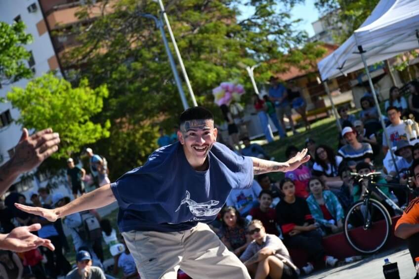 Desde las 15 horas el parque se llenó de ritmo y movimiento con este acontecimiento. Con batallas de baile, exhibiciones de parkour y mucho más, esta iniciativa de la Municipalidad, a través de la Dirección de Juventud, permitió que las familias disfrutaran al aire libre y se sumergieran en el mundo del arte urbano.