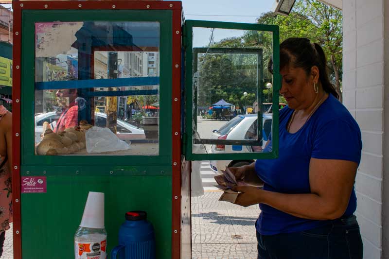La combinación de ambas variables profundiza la vulnerabilidad. La informalidad implica salarios más bajos y mayor inestabilidad, lo que limita la capacidad de los hogares para afrontar subas constantes en la Canasta Básica. En términos concretos, no solo se trata de cuánto aumentan los precios, sino de quiénes pueden sostener esos aumentos. En muchos casos, los ingresos dependen de trabajos precarios o por cuenta propia, donde no existen garantías frente a la inflación ni herramientas de resguardo.