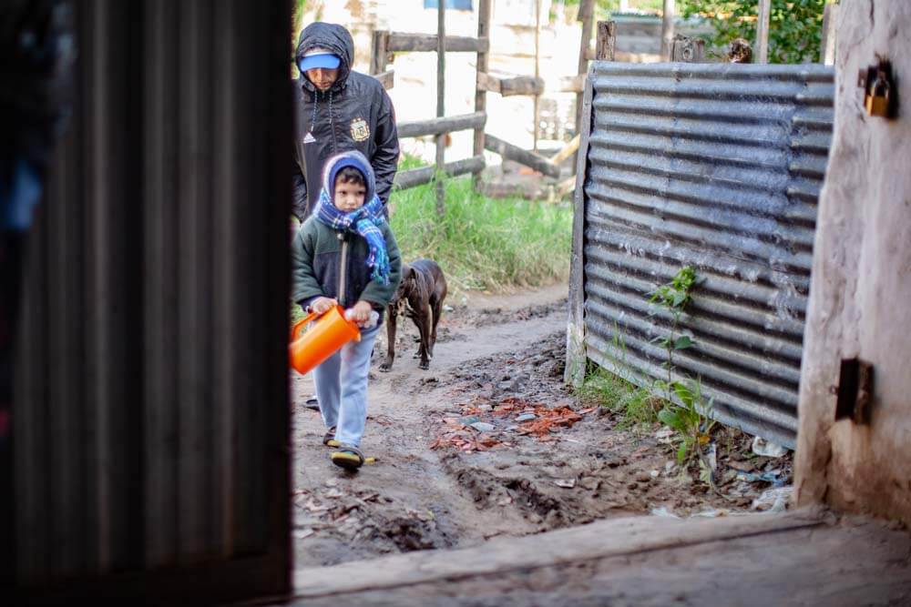 En el barrio Jardín, de la ciudad capitalina, el merendero Santa Rita se ha convertido en un salvavidas para muchas familias. Aunque solo puede ofrecer chocolate caliente y alimentos en paquetes algunos días del mes, este espacio es crucial para los niños que buscan un sustento, a pesar de la insuficiencia nutritiva de lo que reciben.