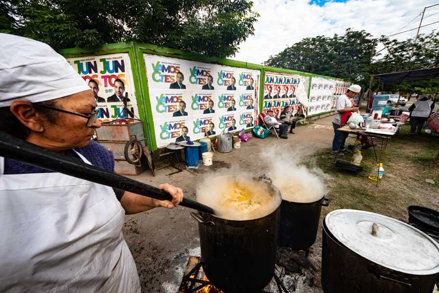 Hoy, en el día de la bandera, la ciudad de Corrientes se llena de aromas y sabores patrios. Locro, empanadas, pastelitos y torta parrilla son la oferta gastronómica estrella en varios puntos de la ciudad. Por solo 1000 pesos, se pueden disfrutar porciones generosas de locro, mientras que la docena de empanadas se ofrece a 1400 pesos.