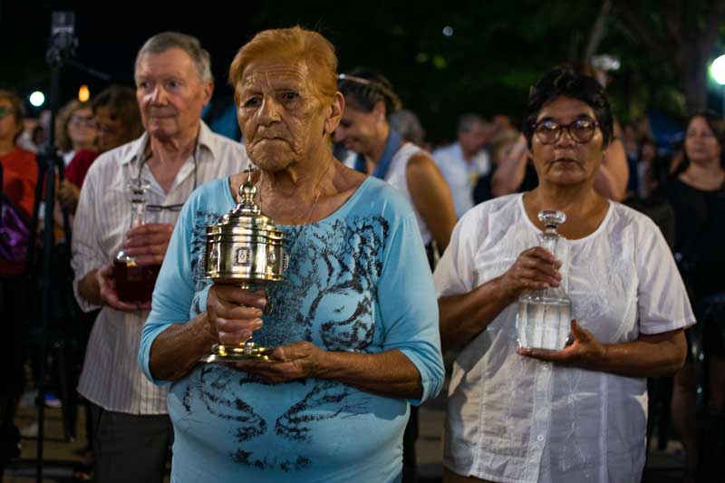 Monseñor Larregain, en su primer mensaje como arzobispo , reflexionó sobre el contraste entre la alegría de la Navidad y los momentos de dolor litúrgico, como el martirio de San Esteban y los Santos Inocentes. 