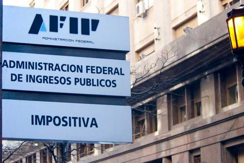 Continuando con las políticas libertarias, la Administración Federal de Ingresos Públicos (AFIP) eliminó la obligación referida a los inmuebles urbanos y rurales, aunque sí deberán hacerlo aquellos contribuyentes que deseen obtener los beneficios fiscales que otorga la ley 27.737. 