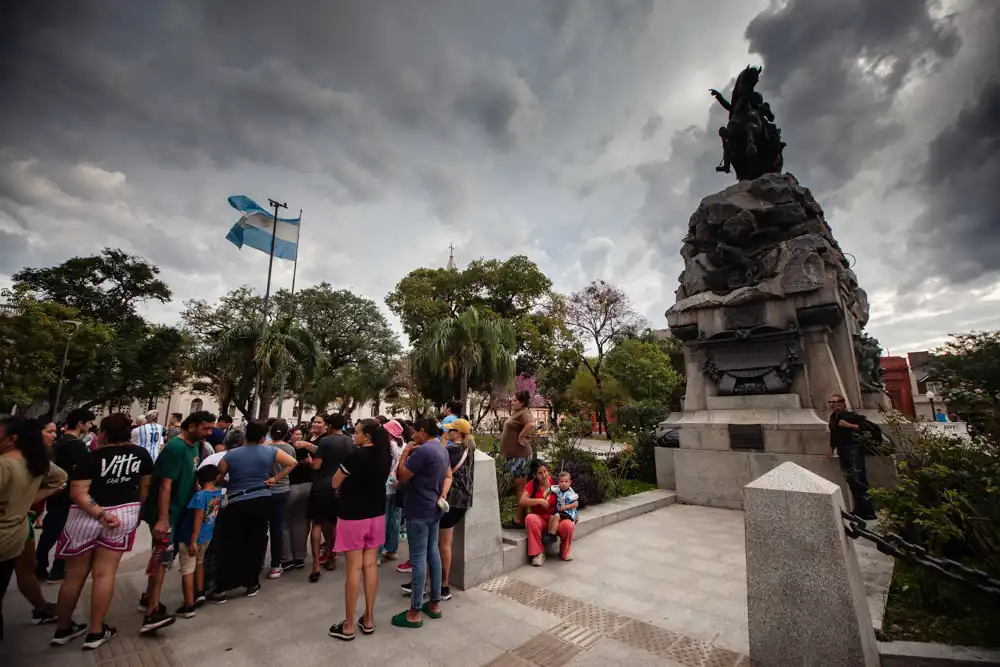 Con el monumento central de la plaza como escenario, los manifestantes compartieron el espacio entre conversaciones, recorridos y momentos de descanso mientras avanzaba la jornada.

