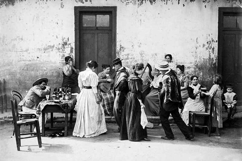 Harry Grant Olds nació en 1868 en Sandusky, Ohio, y desde muy chico se formó como un fotógrafo de estudio. En 1899 partió rumbo a Chile y un año después desembarcó en Buenos Aires, donde empezó a confeccionar su propio banco de imágenes, logrando plasmar el progreso argentino de las primeras décadas del siglo pasado: los trabajadores, el campo y su maquinaria, las ciudades, los pueblos y sus monumentos.