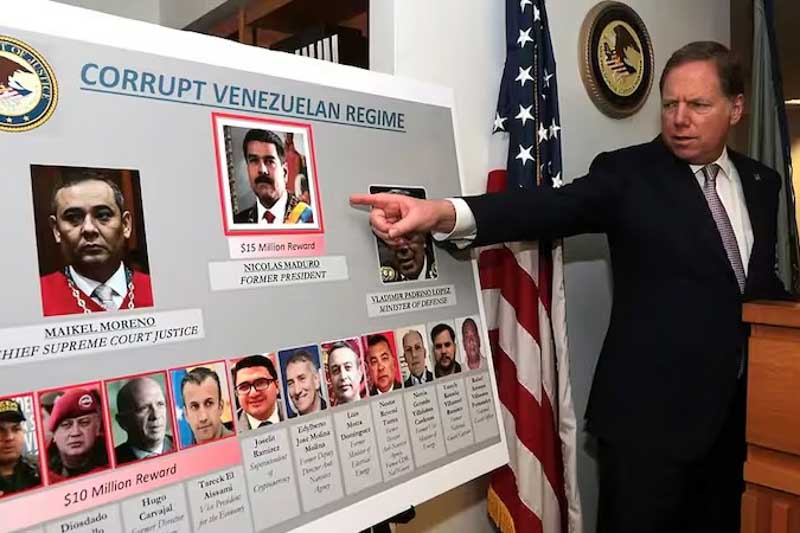 La designación, que entró en vigencia este lunes, permite a Washington bloquear fondos vinculados al narcoterrorismo y autoriza eventuales acciones militares sobre objetivos relacionados con el crimen organizado dentro del territorio venezolano. En paralelo, al menos seis aerolíneas suspendieron o reprogramaron vuelos hacia Caracas, mientras la FAA alertó sobre una situación “potencialmente peligrosa” en la zona.