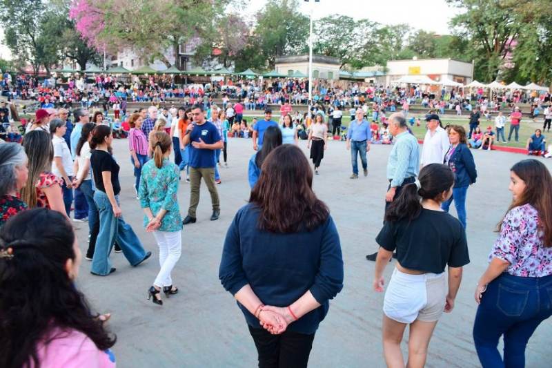 Los lugares donde se realizarán los espectáculos son la Sociedad Italiana (viernes y sábado desde las 20 horas) y el “piletón” del parque Cambá Cuá (el domingo desde las 19), donde tendrá lugar el cierre con la gran orquesta argentina La Juan D´Arienzo. Asimismo, acompañarán emprendedores y artesanos correntinos, que ofrecerán variadas propuestas gastronómicas, más las muestras de su trabajo manual.