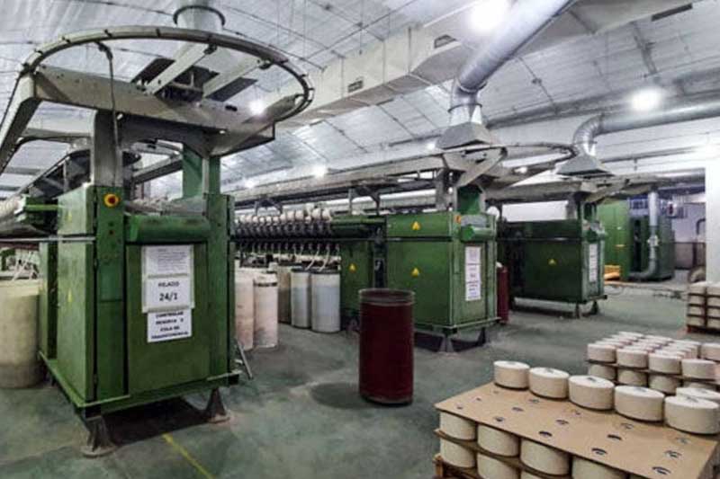 En ese marco, la firma apuntó directamente contra las políticas económicas del Gobierno nacional, al señalar que la apertura de importaciones de hilados y prendas terminadas, principalmente de origen asiático, sumada al ingreso de ropa usada, afectó de manera directa la competitividad de la industria textil nacional. A esto se agregó la caída del poder adquisitivo, que redujo el consumo interno, y un escenario marcado por altos costos energéticos, financieros y laborales, una elevada carga impositiva y un atraso cambiario que, según indicaron, terminó de profundizar la crisis.

Desde la compañía remarcaron que, pese a haber realizado inversiones recientes para producir telas con mayor valor agregado y contar con estándares de exportación, la situación financiera se volvió insostenible debido al deterioro de la cadena de pagos del sector.