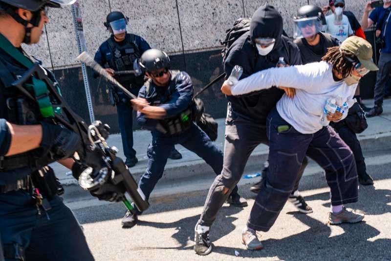Ante la escalada, el presidente desplegó 2.000 efectivos de la Guardia Nacional en la ciudad californiana, decisión tomada sin el consentimiento del gobernador Gavin Newsom, quien calificó la medida como una “provocación deliberada”. Trump justificó el operativo alegando que se trata de una “invasión de inmigrantes indocumentados y criminales”.
