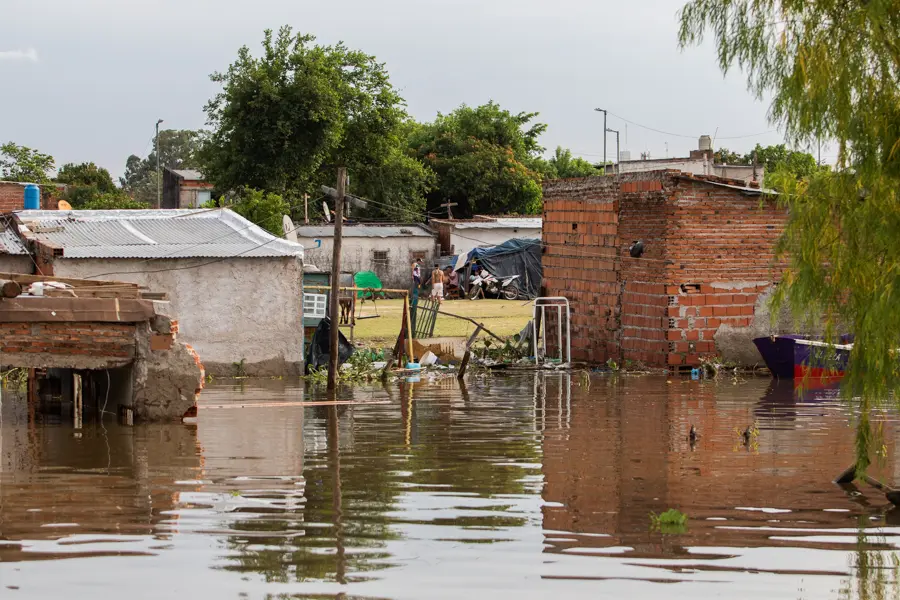 Para quienes debieron evacuar, encontrar un lugar donde quedarse es una de las necesidades m&aacute;s urgentes. Una escuela fue habilitada para recibir a las familias afectadas, aunque no todas quieren trasladarse all&iacute;. Algunas permanecen cerca de sus viviendas y, en las casas de dos plantas, hay quienes se refugian en los niveles superiores que el agua todav&iacute;a no alcanz&oacute;. Permanecer all&iacute; no significa quedar fuera de la red de ayuda: tambi&eacute;n reciben los alimentos que sus vecinos les acercan en canoa.
