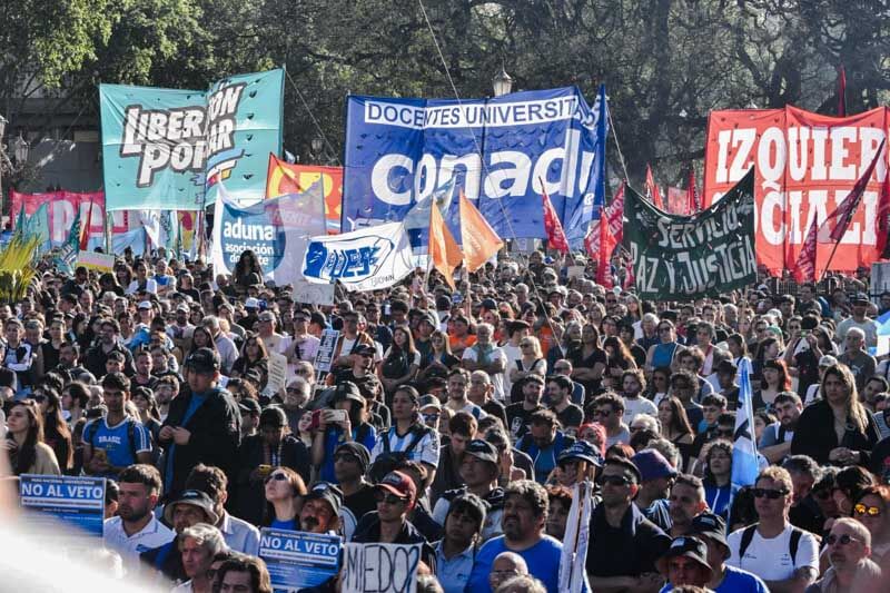 En la jornada de ayer, en la CABA y a las 14, la plaza Houssay, frente a la Facultad de Medicina, ya estaba llena de manifestantes para marchar hacia el Congreso, al que se dirigieron estudiantes, docentes, no docentes, sindicatos y partidos políticos, en una jornada en que se desarrollaron manifestaciones en todo el país. 