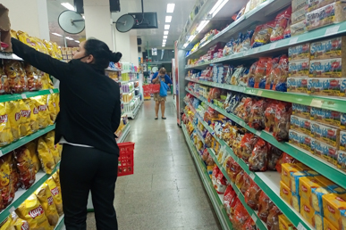 Los pasillos de los supermercados se ven casi sin consumidores, poca gente concurre a proveerse.Los precios tienen una suba permente, a veces cada día.