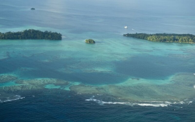 Las islas que por ahora están en riesgo tienen escasa población y pocas industrias pesadas, por lo cual generan menos del 0,02% de las emisiones mundiales anuales de dióxido de carbono (CO2). Sin embargo, este conjunto de islas volcánicas y atolones coralinos está cada vez más amenazado por el aumento del nivel de los océanos. 