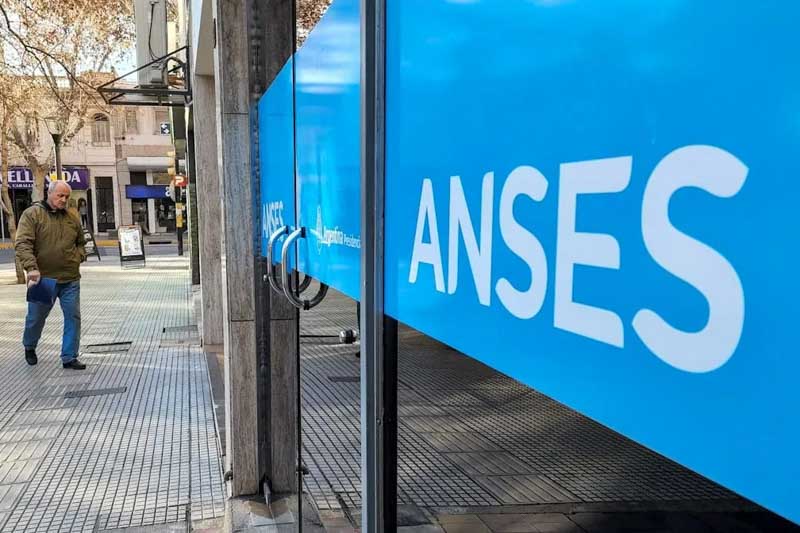 El Gobierno argentino ha presentado una denuncia por irregularidades en la contratación de seguros durante la gestión de Alberto Fernández en la Administración Nacional de la Seguridad Social (Anses).