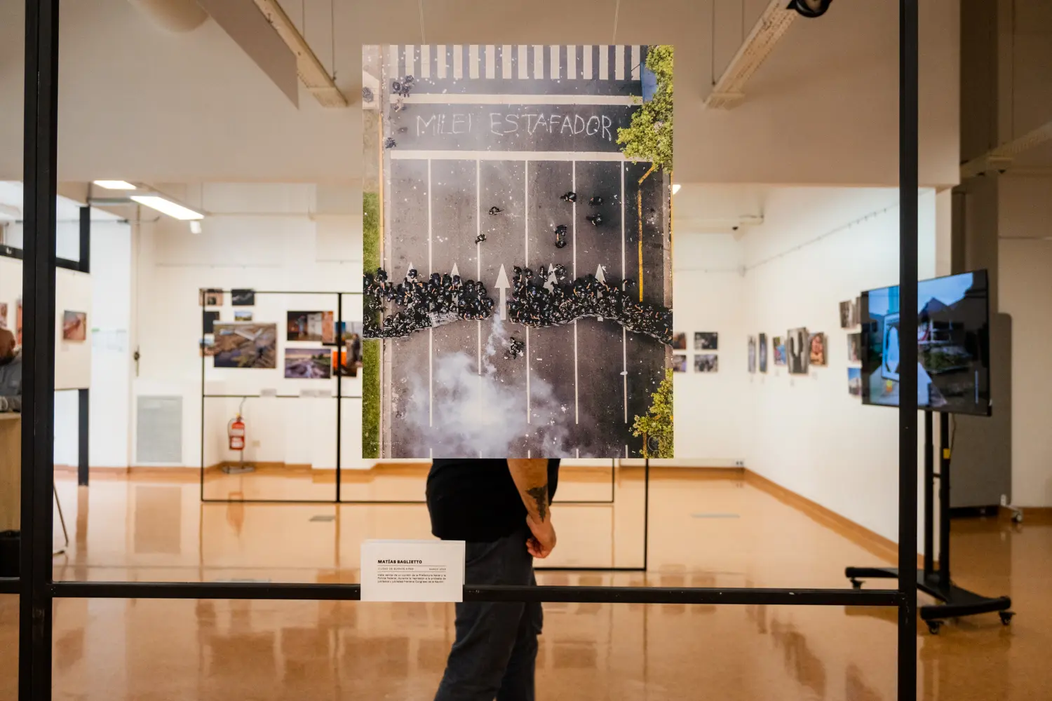El registro de Imagen Documental fue realizado durante el último día de la exposición. A esa hora, las salas estaban vacías y las fotografías quedaron como únicas protagonistas de un recorrido que durante los días anteriores había recibido numerosos visitantes.