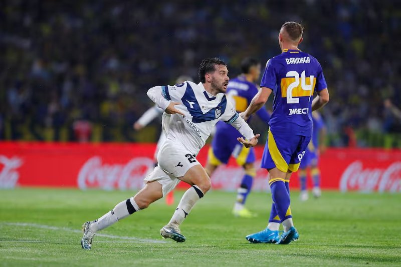 Boca se plantó en el campo rival y tuvo una chance muy clara que Zeballos desperdició por su acostumbrado y excesivo individualismo, pero tras una jugada espectacular (con error de Advíncula), luego de un rebote Pizzini marcó el primero para el Fortín con un gol de cachetada. Poco después otro desacierto, esta vez de Figal, causó el segundo a las 20’, en contra del defensor. 