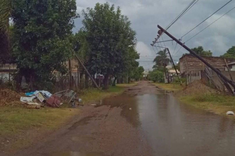 Este evento climático se enmarca en un sistema de inestabilidad que afecta a varias provincias del país, en las que están incluidas Entre Ríos, parte de Santa Fe, Santiago del Estero, Tucumán, parte de Catamarca, Salta y Jujuy, donde coinciden las tormentas intensas y las lluvias abundantes, que continuarían hoy alcanzando al norte de Corrientes, Misiones, Chaco y Formosa.