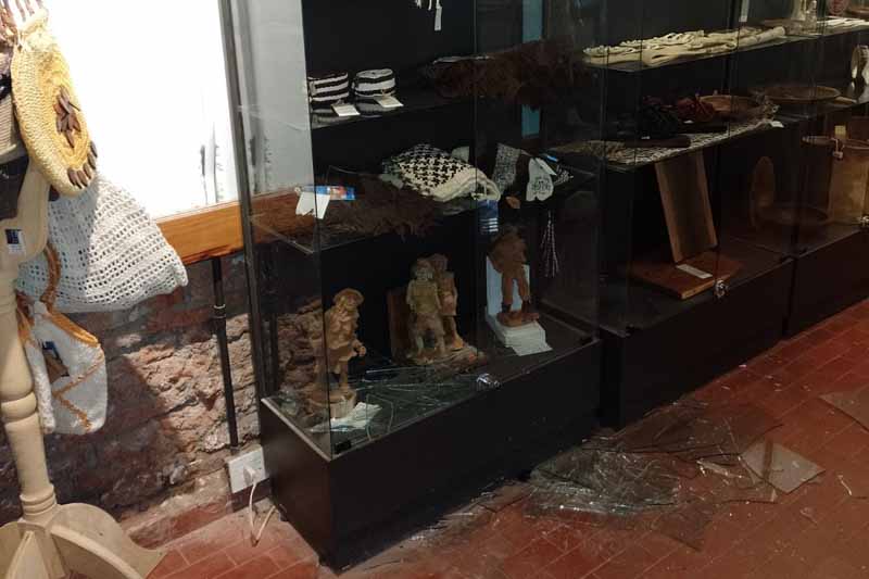 Los ladrones causaron destrozos en las vitrinas de la exposición permanente, y sustrajeron bombillas del siglo XIX, entre otros objetos. Otras piezas estaban preparadas para ser llevadas por los delincuentes. 