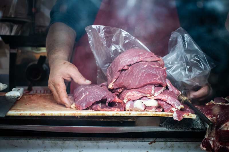 La producción de carne bovina se ubicó en 1,26 millones de toneladas en los primeros 5 meses del año, presentando una caída del 8% respecto a igual período de 2023. Además, el precio de los productos cárnicos y la disminución del poder económico se complotaron para que los usuarios busquen alternativas que estén al alcance de sus bolsillos, como la carne de cerdo o de pollo, incluso la de los ovinos o productos de mar y río.