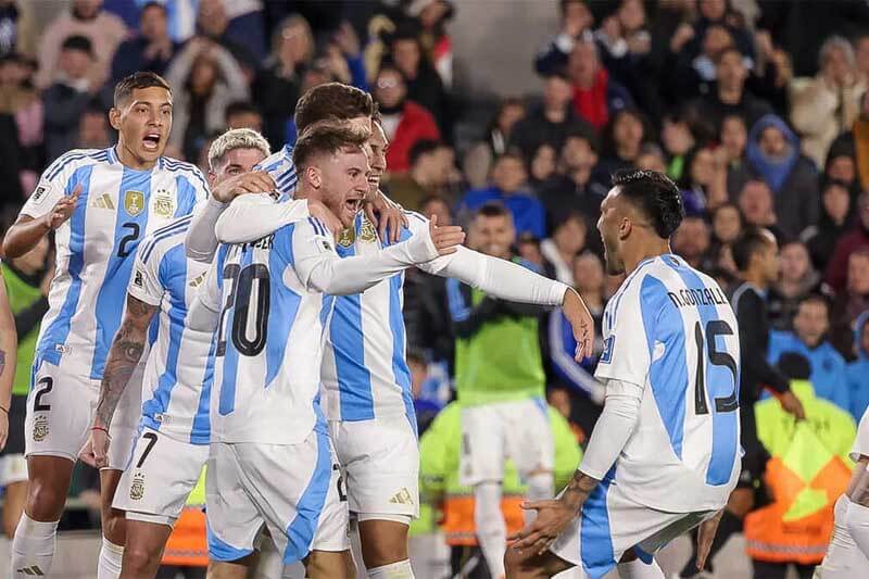 La Selección Argentina enfrentará a Bolivia en el Estadio Monumental con la necesidad de volver a la victoria en las Eliminatorias rumbo a 2026. Lionel Scaloni prepara cambios tras el empate ante Venezuela, destacándose el regreso de Alexis Mac Allister y Cristian Romero al equipo titular.