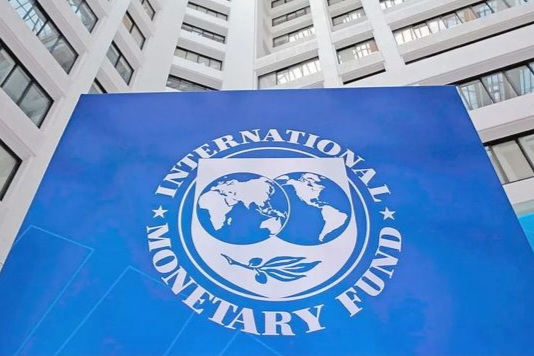 El Fondo Monetario Internacional (FMI) consideró, tras la última ronda de intercambios técnicos con el equipo económico, que la competencia de monedas a la que apunta el Gobierno no incluye la eliminación del Banco Central -al que le reserva una función decisiva en el nuevo esquema monetario en conversación- y también agregó elementos que parecen descartar una dolarización completa. 