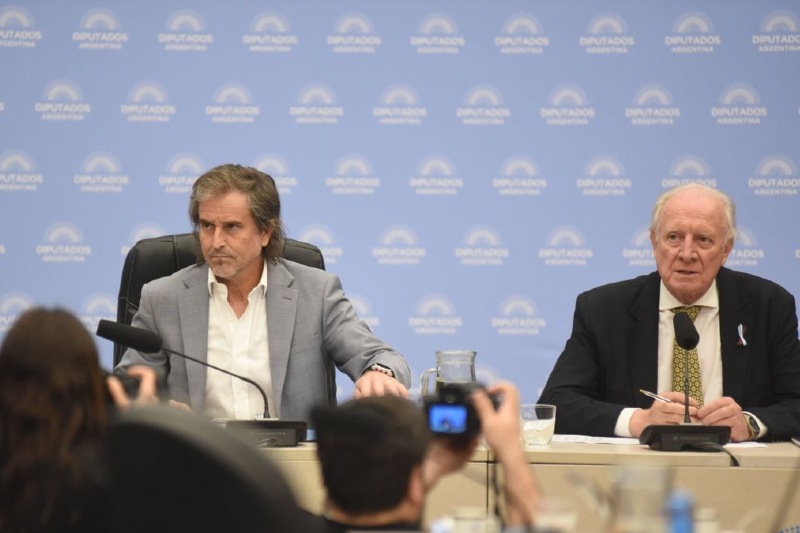 Dentro de los mismos partidos adláteres hubo desencuentros y diferencias de opinión, por lo que tuvo que desempatar Benegas Lynch para llegar a las 21 firmas. Los gobernadores fueron claves para destrabar a favor del oficialismo nacional, pero tendrán que aparecer fondos para urgencias provinciales, principalmente para las cajas de deudas previsionales y la obra pública, ya que sólo así se mantendría ese apoyo, sobre todo si apunta a los otros dos objetivos de la gestión: reforma laboral e impositiva. 