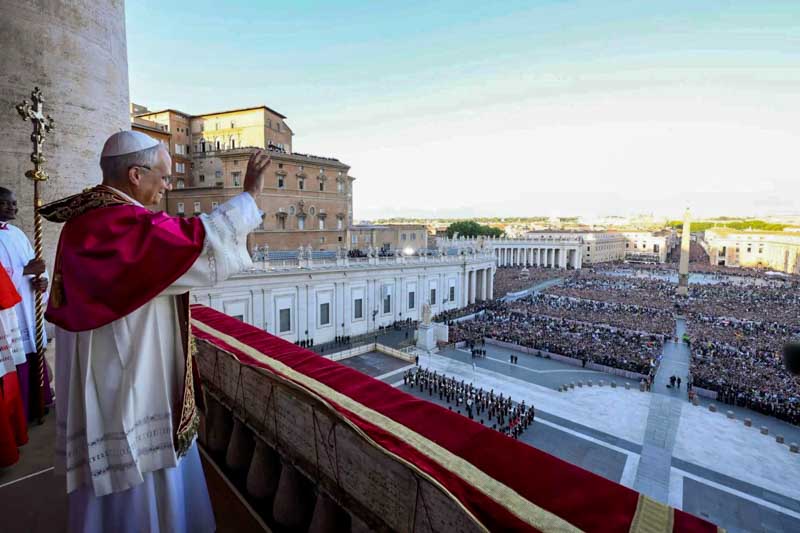 La elección de Prevost marca un hito en la historia de la Iglesia: es el primer papa estadounidense, pero también con ciudadanía peruana, lo que refuerza su mirada internacional. Al asumir el pontificado, aseguró que desea llevar el saludo de Cristo Resucitado a todas las familias del mundo, con un mensaje que trascienda fronteras.