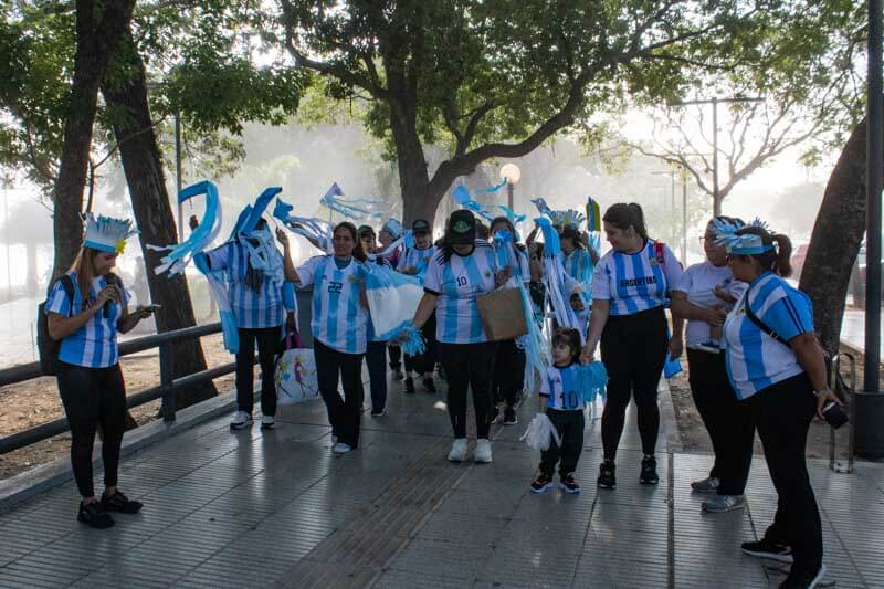 El centro de desarrollo infantil Mitai Roga XII organizó la actividad en la costanera capitalina, donde los más pequeños lucieron camisas, gorras y sombreros con los colores patrios. Los educadores y padres acompañaron en la caminata, destacando la importancia de inculcar desde temprana edad el amor por los símbolos nacionales.