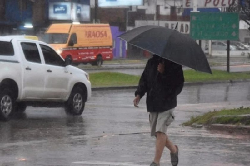 Durante toda la jornada del jueves esperan abundante lluvia en cortos períodos, con valores de agua caída de entre 50 y 80 mm, frecuente actividad eléctrica, caída de granizo e intensas ráfagas que podrían alcanzar los 90 km/h. Estas condiciones podrían seguir el viernes de manera intensa durante la madrugada y mañana, y por la tarde y noche podrían producirse tormentas aisladas.