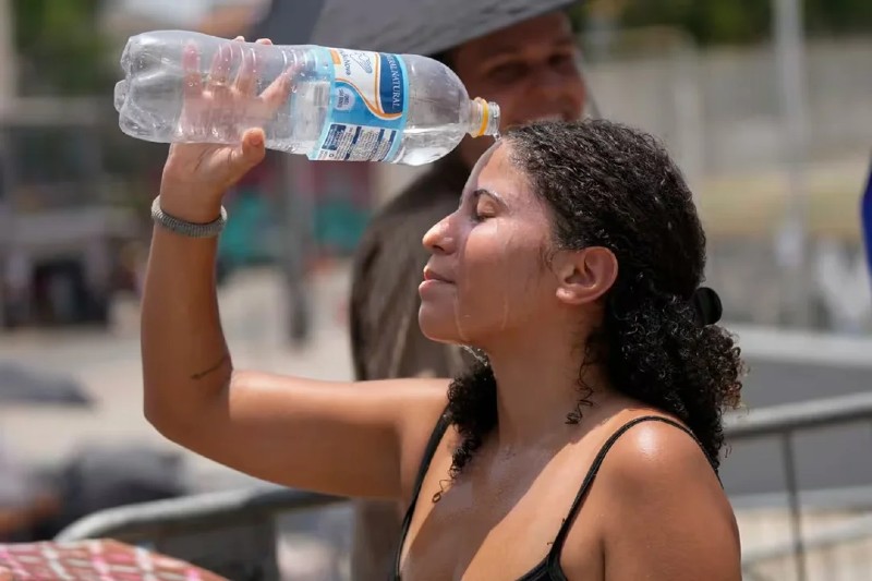 El Servicio Meteorológico Nacional activó alertas por temperaturas extremas debido a la ola de calor que afecta al país. Varias localidades del interior de Corrientes se encuentran en alerta desde la jornada de ayer. Las localidades afectadas son: Bella Vista, Esquina, Goya, Lavalle y Santa Lucía. Este nivel de peligro tiene un efecto directo, aunque moderado, en la salud de los habitantes. 