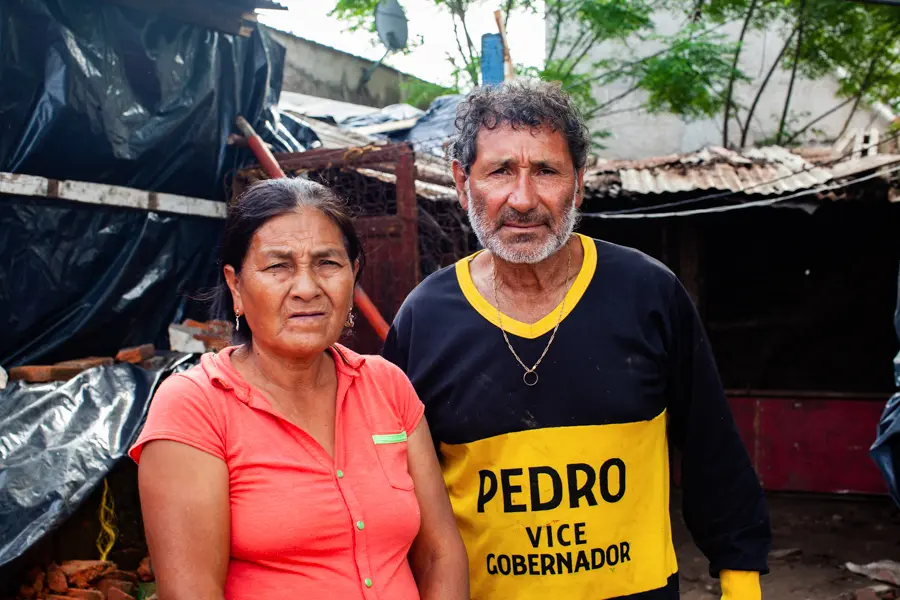 Entre las familias del Barrio Itat&iacute; que perdieron su hogar est&aacute;n &Aacute;ngel Mi&ntilde;o y Mar&iacute;a Aranda, quienes vieron c&oacute;mo la creciente del Paran&aacute; y una jornada de lluvia intensa, terminaron por destruir su casa. Su historia pone rostro a las consecuencias de la emergencia y muestra c&oacute;mo la combinaci&oacute;n del avance del r&iacute;o y las precipitaciones puede convertir en pocas horas una situaci&oacute;n dif&iacute;cil en una p&eacute;rdida irreparable.
