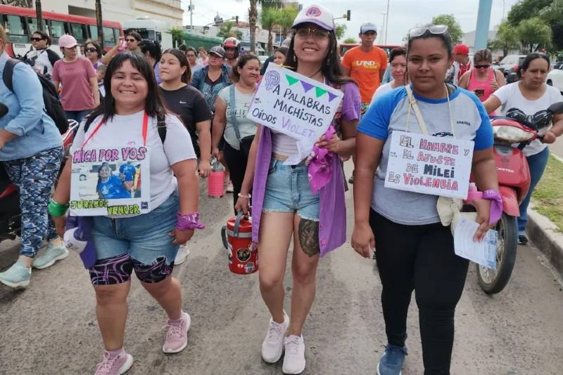 La organización Mumalá (Mujeres de la Matria Latinoamericana) emitió un comunicado donde señala que las autoridades provinciales chaqueñas impidieron que se realizara libremente la marcha convocada debido a la conmemoración de esta icónica fecha. En la misiva se puede leer que “el gobierno prohibió, a través de un operativo policial en Resistencia, salir a las calles para hacer visible esta problemática”, y que “es paradójico que eso suceda en la provincia” con “mayor cantidad de femicidios en el país”.