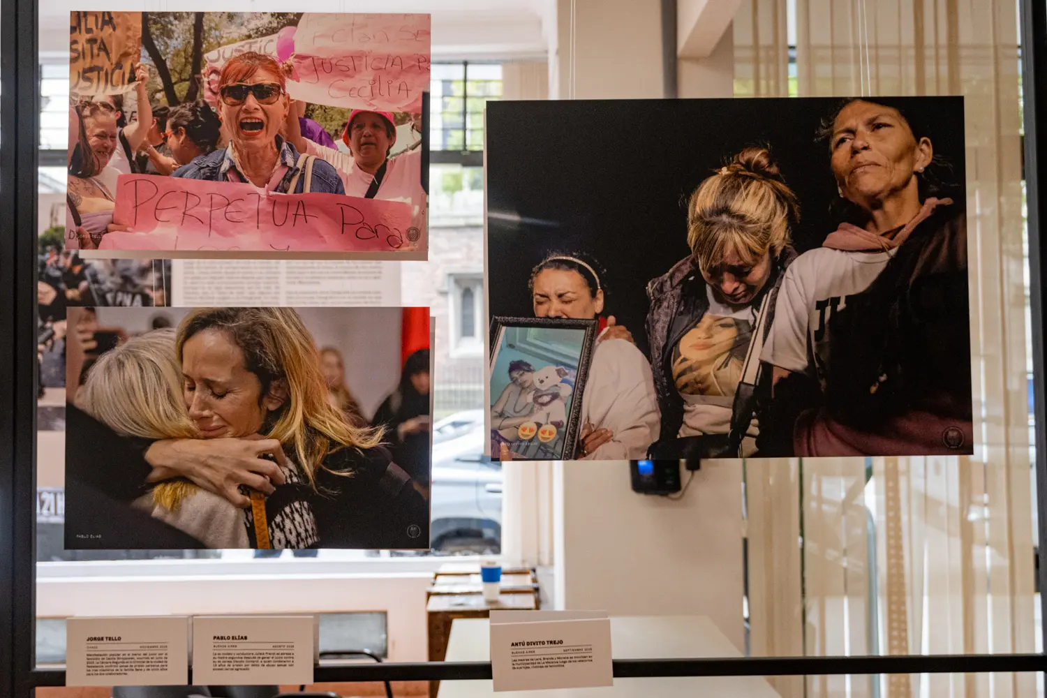 Una selección de fotografías ocupa una pared mientras el espacio alrededor permanece en silencio. El vacío de la sala no modifica las historias retratadas; apenas cambia la manera de acercarse a ellas.