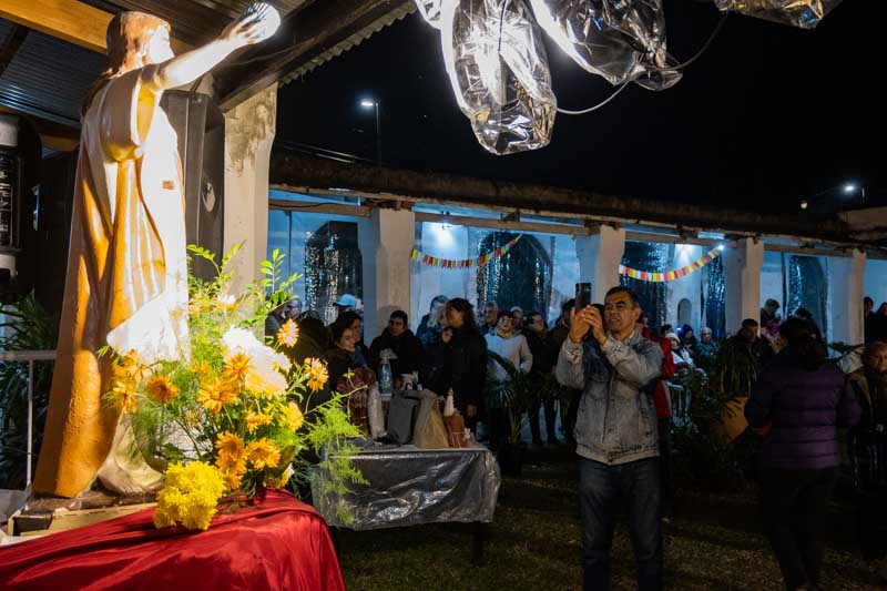 La tradición tiene raíces mixtas. Por un lado se celebra el nacimiento del santo, y por otro recoge elementos paganos del solsticio de verano europeo, donde el fuego simboliza la purificación y los nuevos comienzos.