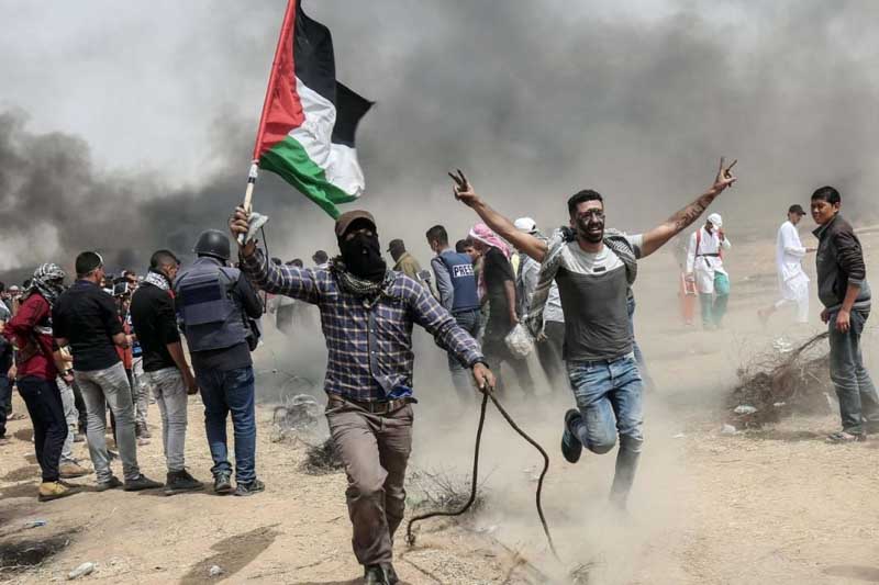 La primera etapa contempla la retirada parcial de las tropas israelíes y la liberación de los 48 rehenes aún en poder de Hamás (20 de ellos se presume que están vivos) a cambio de prisioneros palestinos. Aunque el primer ministro, Benjamin Netanyahu advirtió que las conversaciones se extenderán solo “unos pocos días”, Hamás adelantó que podría necesitar más tiempo. El presidente egipcio Abdul-Fatá el Sisi respaldó el proceso, afirmando que la paz en Gaza y el reconocimiento de un Estado palestino son claves para una estabilidad duradera en la región.