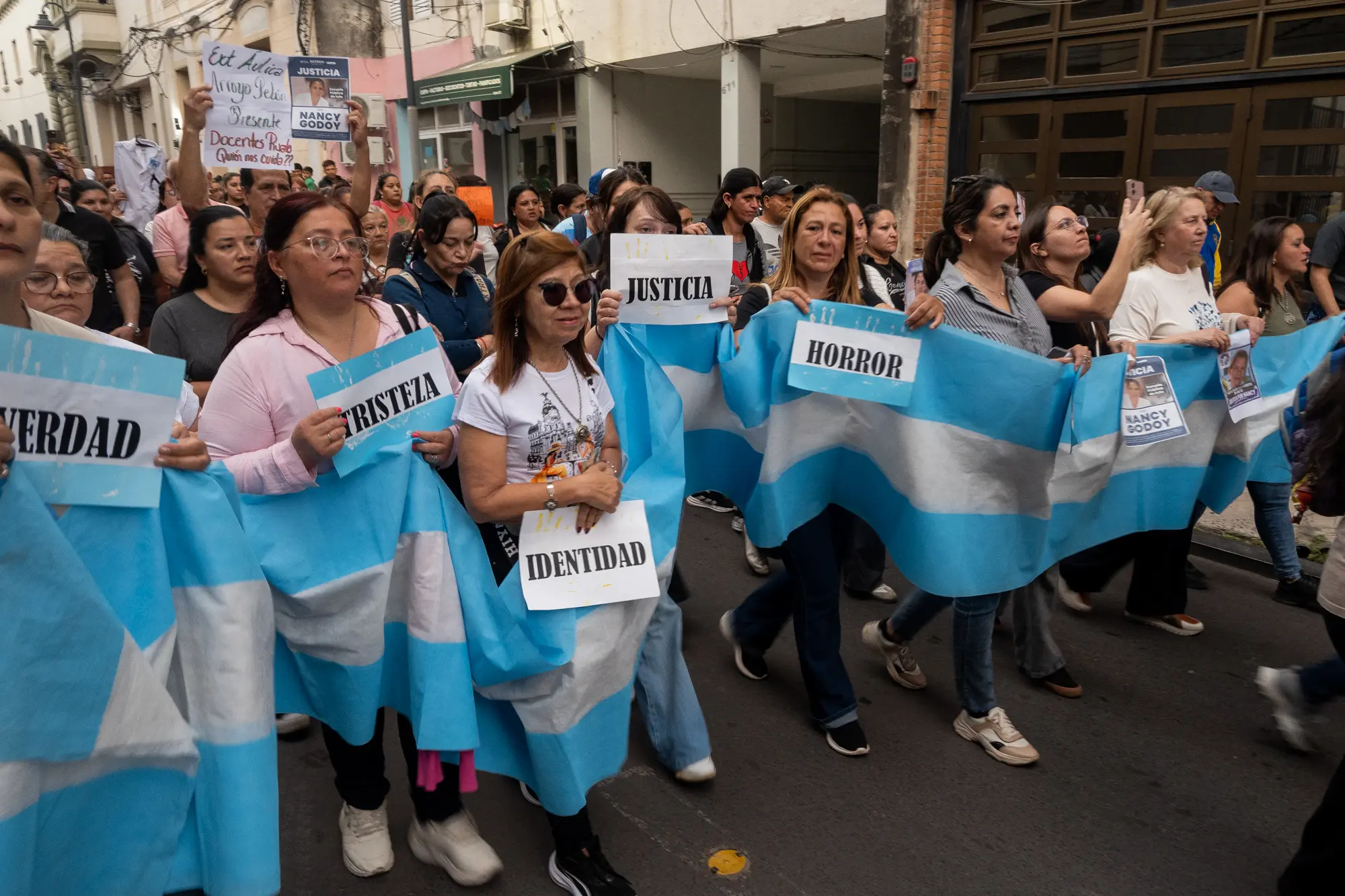 La participación de sindicatos y organizaciones de trabajadores de la educación puso en primer plano una demanda que excede el caso particular: garantizar condiciones dignas y seguras para quienes enseñan en escuelas rurales alejadas.